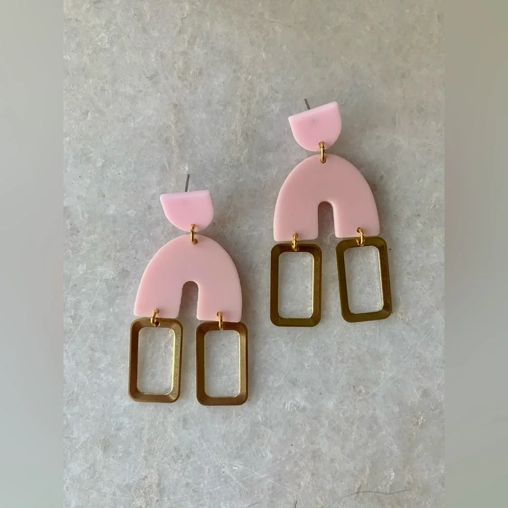 Pink acrylic and brass earrings - Picture 2 of 4
